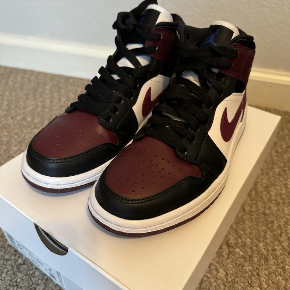 Air Jordan 1 Mid SE Gold Pendants
